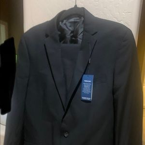 Mens black Kenneth Cole suit.  Brand new with tags. 40Lx33wx32L